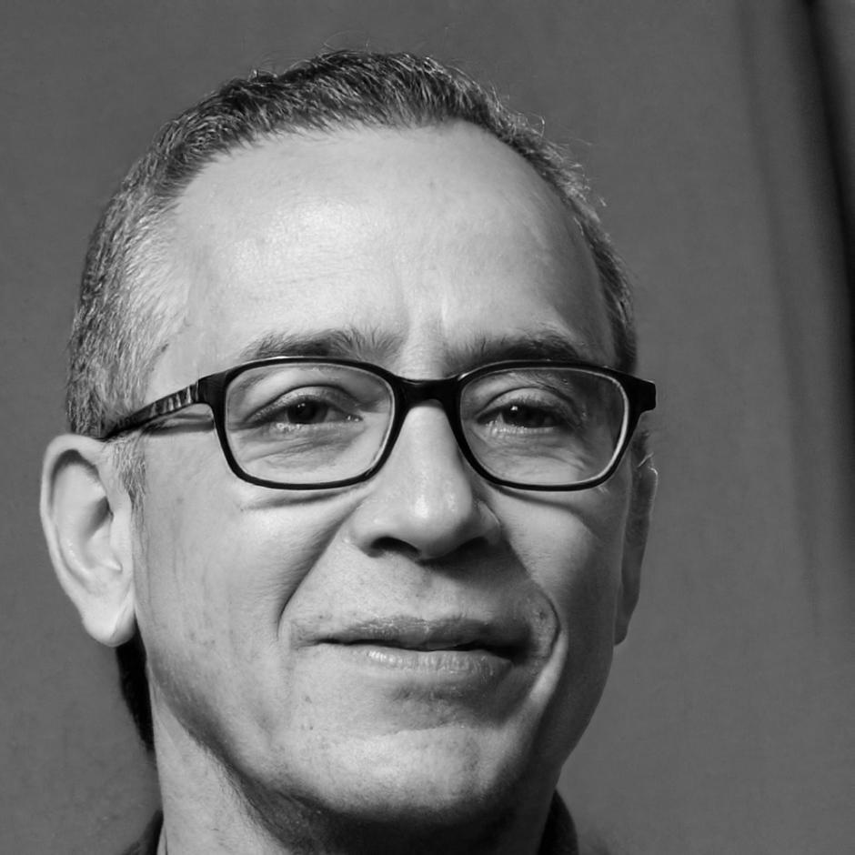 Retrato profesional del instructor Aurelio Mendoza